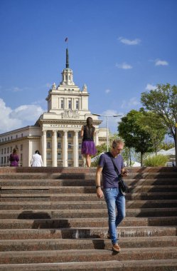 Bulgaristan, Sofya; 22 Eylül 2023, şehir merkezindeki köprüde yaşayan insanlar (arka planda Parlamento binası cephesi) -