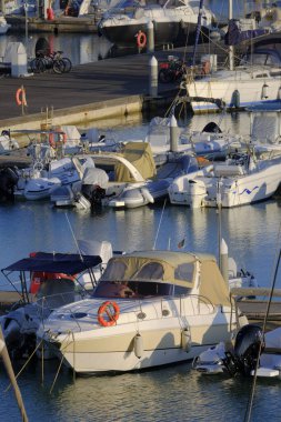 İtalya, Sicilya, Akdeniz, Marina di Ragusa (Ragusa ili); 5 Ekim 2023, limanda motorlu tekneler ve lüks yatlar - EDITORIAL