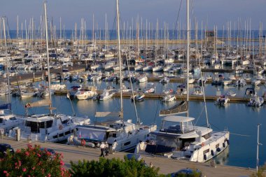 İtalya, Sicilya, Akdeniz, Marina di Ragusa (Ragusa ili); 5 Ekim 2023, limanda insanlar, motorlu tekneler ve lüks yatlar - EDITORIAL