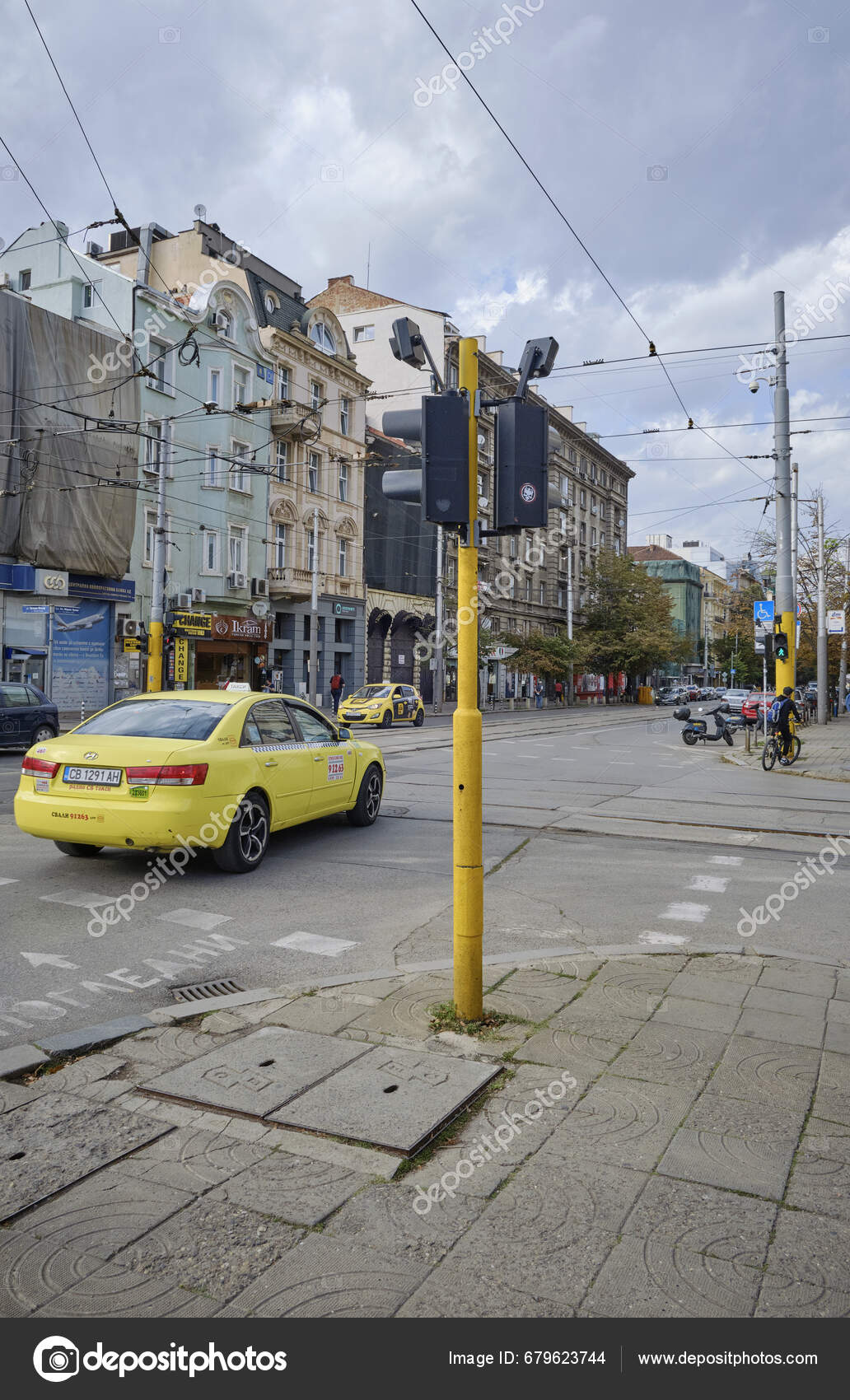 Bulgaria Sofia September 2023 Old Buildings Traffic People Crossing