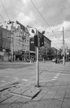 Bulgaristan, Sofya; 22 Eylül 2023, eski binalar, trafik ve şehir merkezindeki merkez caddeden geçen insanlar - EDITORIAL