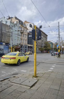 Bulgaristan, Sofya; 22 Eylül 2023, eski binalar, trafik ve şehir merkezindeki merkez caddeden geçen insanlar - EDITORIAL
