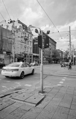 Bulgaristan, Sofya; 22 Eylül 2023, eski binalar, trafik ve şehir merkezindeki merkez caddeden geçen insanlar - EDITORIAL