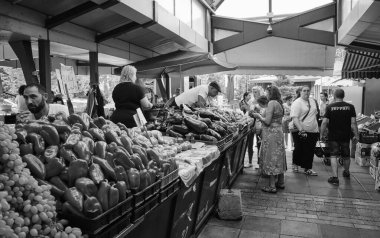 Bulgaristan, Sofya; 22 Eylül 2023, şehir merkezindeki yerel bir gıda pazarındaki insanlar - EDITORIAL