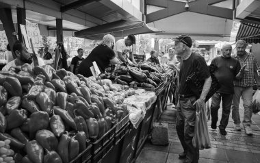 Bulgaristan, Sofya; 22 Eylül 2023, şehir merkezindeki yerel bir gıda pazarındaki insanlar - EDITORIAL