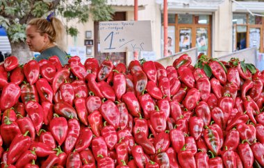 Bulgaristan, Sofya; 22 Eylül 2023, şehir merkezindeki yerel bir gıda pazarında insanlar
