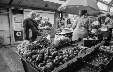 Bulgaristan, Sofya; 22 Eylül 2023, şehir merkezindeki yerel bir gıda pazarındaki insanlar - EDITORIAL