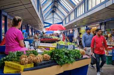 Bulgaristan, Sofya; 22 Eylül 2023, şehir merkezindeki yerel bir gıda pazarındaki insanlar - EDITORIAL