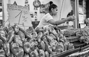 Bulgaristan, Sofya; 22 Eylül 2023, şehir merkezindeki yerel bir gıda pazarındaki insanlar - EDITORIAL