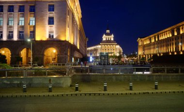 Bulgaristan, Sofya, Bakanlar Kurulu binası ve Meclis binası manzaralı gece yarısı