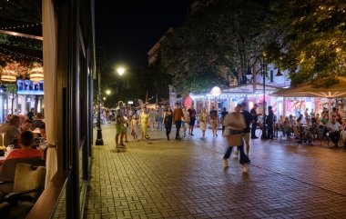 Bulgaristan, Sofya; 23 Eylül 2023, Vitosha Bulvarı 'ndaki insanlar ve filmler - EDITORIAL
