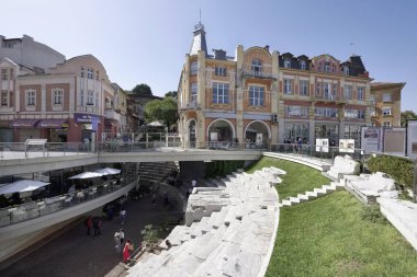 Bulgaristan, Plodviv; 23 Eylül 2023, şehir merkezindeki eski binalar, insanlar ve Roma harabeleri