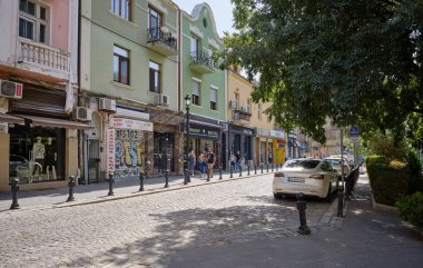 Bulgaristan, Filibe; 23 Eylül 2023, şehrin merkezi bir caddesinde insanlar ve binalar - EDITORIAL