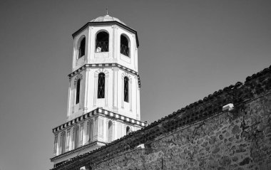 Bulgaristan ve Filibe, şehir merkezinde eski bir kilise ve çan kulesi manzaralı