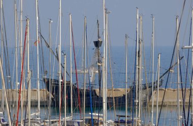 İtalya, Sicilya, Akdeniz, Marina di Ragusa (Ragusa Eyaleti); lüks yatlar ve limanda eski bir İspanyol kalyonu 