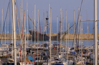 İtalya, Sicilya, Akdeniz, Marina di Ragusa (Ragusa Eyaleti); lüks yatlar ve limanda eski bir İspanyol kalyonu 