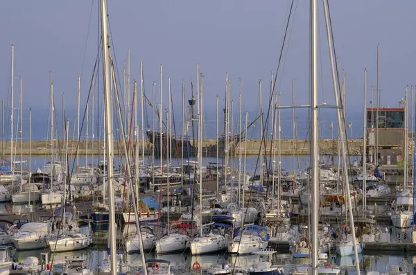 İtalya, Sicilya, Akdeniz, Marina di Ragusa (Ragusa Eyaleti); lüks yatlar ve limanda eski bir İspanyol kalyonu 