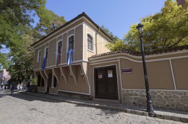 Bulgaristan, Filibe; insanlar ve eski kentin merkez caddesinde bir konut binası 