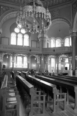 Bulgaristan, Sofya; sinagogdaki insanlar 