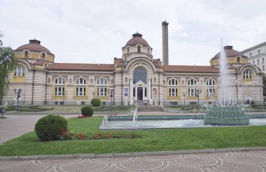 Bulgaristan, Sofya; eski termik hamam binasındaki insanlar, bugün bir müze. 