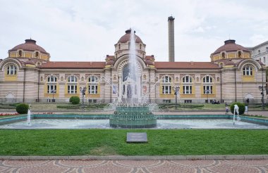 Bulgaristan, Sofya; eski termik hamam binasındaki insanlar, bugün bir müze. 