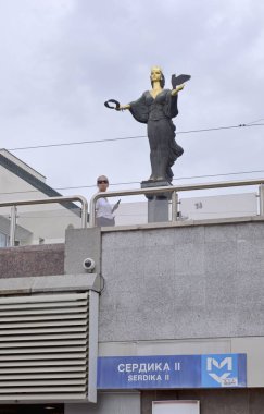 Bulgaristan, Sofya; 24 Eylül 2023, halk ve şehir merkezindeki siyah ve altın St. Sofia heykeli - EDITORIAL