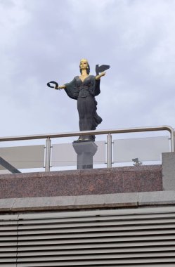 Bulgaristan, Sofya; şehir merkezindeki siyah ve altın St. Sofia heykelinin manzarası 