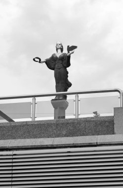 Bulgaristan, Sofya; şehir merkezindeki siyah ve altın St. Sofia heykelinin manzarası 