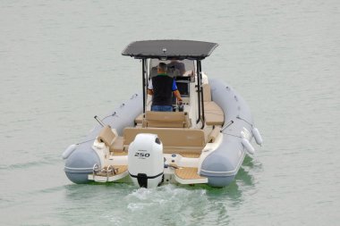 İtalya, Sicilya, Akdeniz, Marina di Ragusa (Ragusa Eyaleti); 21 Ekim 2023, limanda bir kauçuk teknede erkekler - EDITORIAL