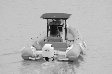 İtalya, Sicilya, Akdeniz, Marina di Ragusa (Ragusa Eyaleti); 21 Ekim 2023, limanda bir kauçuk teknede erkekler - EDITORIAL