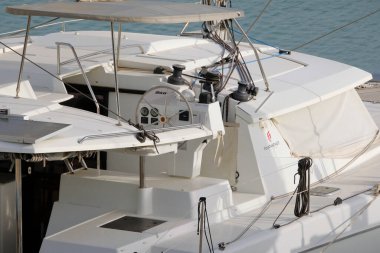 İtalya, Sicilya, Akdeniz, Marina di Ragusa (Ragusa Eyaleti); 21 Ekim 2023, limanda katamaran yelkenli teknesi - EDITORIAL