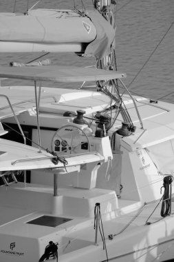İtalya, Sicilya, Akdeniz, Marina di Ragusa (Ragusa Eyaleti); 21 Ekim 2023, limanda katamaran yelkenli teknesi - EDITORIAL