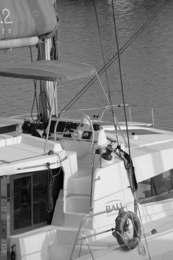 İtalya, Sicilya, Akdeniz, Marina di Ragusa (Ragusa Eyaleti); 21 Ekim 2023, limanda katamaran yelkenli teknesi - EDITORIAL