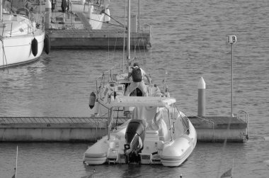 İtalya, Sicilya, Akdeniz, Marina di Ragusa (Ragusa ili); 21 Ekim 2023, limandaki insanlar, motorlu tekneler ve lüks yatlar - EDITORIAL