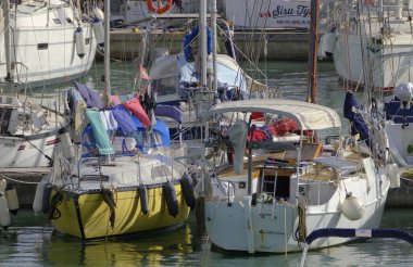 İtalya, Sicilya, Akdeniz, Marina di Ragusa (Ragusa ili); 23 Ekim 2023, limanda yelkenli tekneleri - EDITORIAL