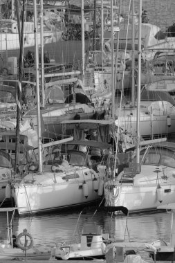 İtalya, Sicilya, Akdeniz, Marina di Ragusa (Ragusa ili); 23 Ekim 2023, limandaki bir yelkenli teknesinde insanlar - EDITORIAL