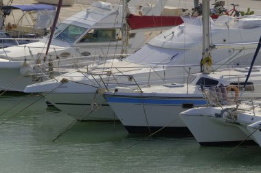 İtalya, Sicilya, Akdeniz, Marina di Ragusa (Ragusa Eyaleti); limanda lüks yatlar 