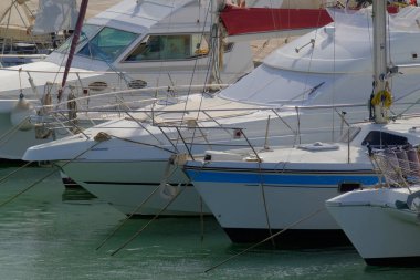 İtalya, Sicilya, Akdeniz, Marina di Ragusa (Ragusa Eyaleti); limanda lüks yatlar 