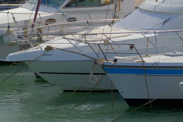 İtalya, Sicilya, Akdeniz, Marina di Ragusa (Ragusa Eyaleti); limanda lüks yatlar 