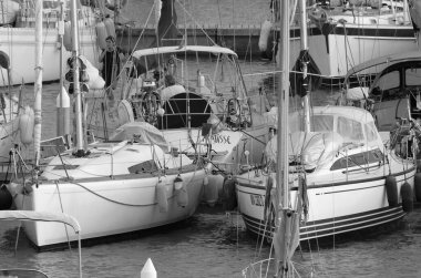 İtalya, Sicilya, Akdeniz, Marina di Ragusa (Ragusa ili); 26 Ekim 2023, limandaki bir yelkenli teknesinde çift - EDITORIAL