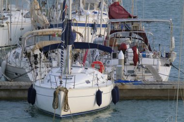 İtalya, Sicilya, Akdeniz, Marina di Ragusa (Ragusa Eyaleti); limanda yelkenli tekneler 