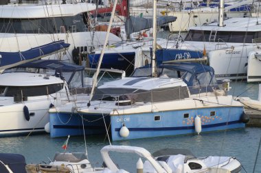 İtalya, Sicilya, Akdeniz, Marina di Ragusa (Ragusa ili); 26 Ekim 2023, limanda lüks yatlar - EDITORIAL