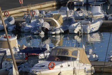 İtalya, Sicilya, Akdeniz, Marina di Ragusa (Ragusa ili); 29 Ekim 2023, limanda motorlu tekneler ve lüks yatlar - EDITORIAL