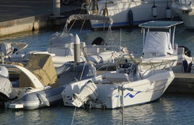 İtalya, Sicilya, Akdeniz, Marina di Ragusa (Ragusa Eyaleti); 5 Kasım 2023, limanda motorlu tekneler ve lüks yatlar - EDITORIAL