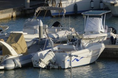 İtalya, Sicilya, Akdeniz, Marina di Ragusa (Ragusa Eyaleti); 5 Kasım 2023, limanda motorlu tekneler ve lüks yatlar - EDITORIAL