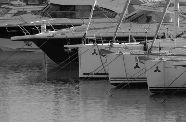 İtalya, Sicilya, Akdeniz, Marina di Ragusa (Ragusa Eyaleti); limanda lüks yatlar 