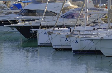 İtalya, Sicilya, Akdeniz, Marina di Ragusa (Ragusa Eyaleti); limanda lüks yatlar 