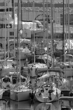 İtalya, Sicilya, Akdeniz, Marina di Ragusa (Ragusa ili); 8 Kasım 2023, limanda lüks yatlar - EDITORIAL