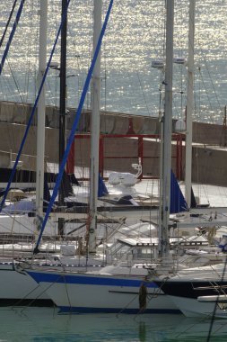 İtalya, Sicilya, Akdeniz, Marina di Ragusa (Ragusa ili); 8 Kasım 2023, limanda lüks yatlar - EDITORIAL