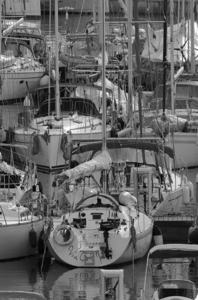 İtalya, Sicilya, Akdeniz, Marina di Ragusa (Ragusa ili); 8 Kasım 2023, limanda lüks yatlar - EDITORIAL